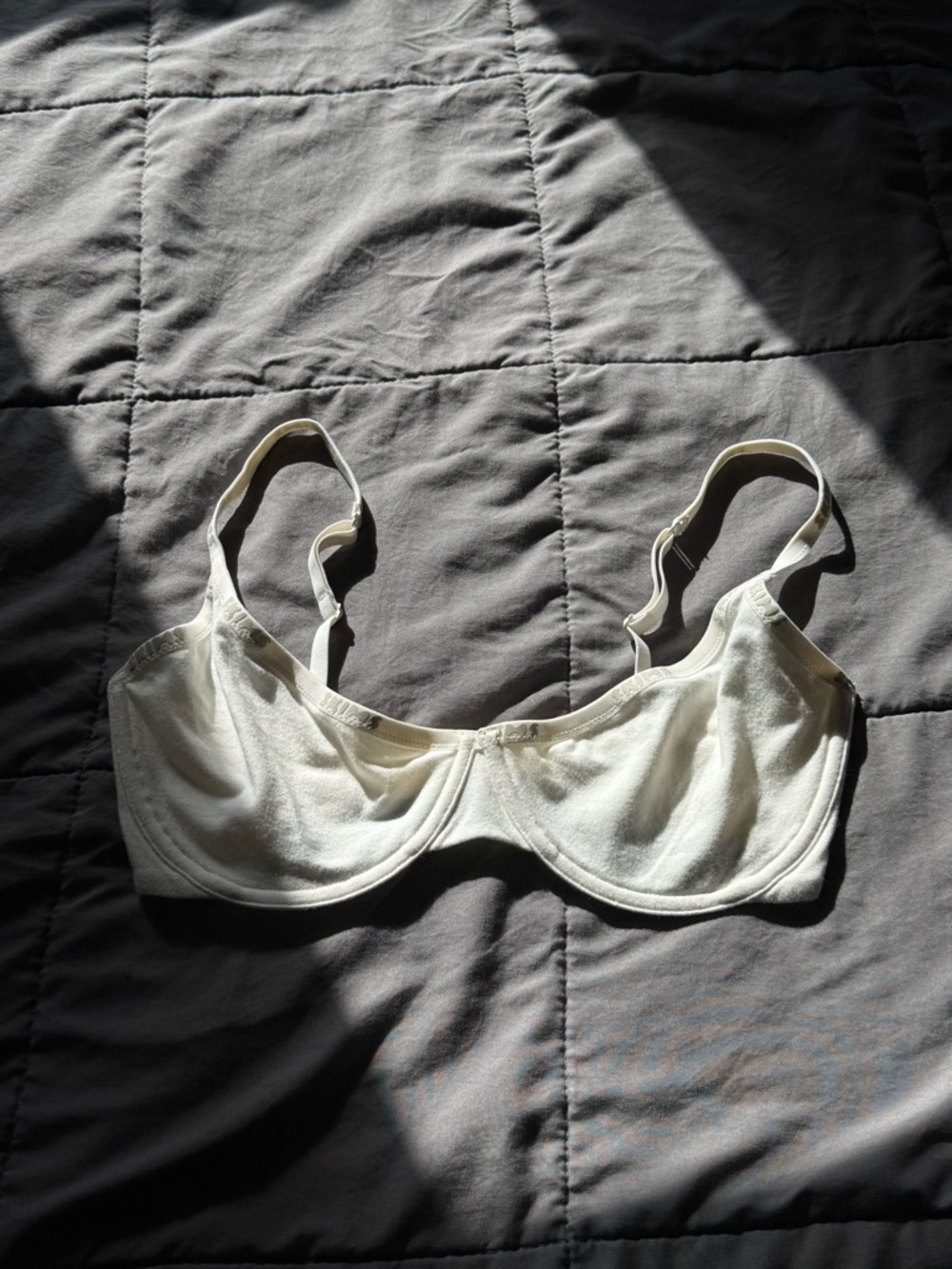 SKIMS Logo Underwire Bra in white – Classic Support